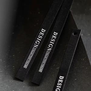 Etiquetas colgantes de papel Kraft troqueladas de lujo personalizadas para ropa y zapatos etiquetas impresas sostenibles para bolsos utilizados en la industria de la moda - Product Image 5