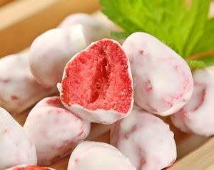 Boule de chocolat remplie de fraise d'usine 60g saveur de lait collation de fruits lyophilisés bonbons Premium chinois fraises au chocolat - Product Image 3