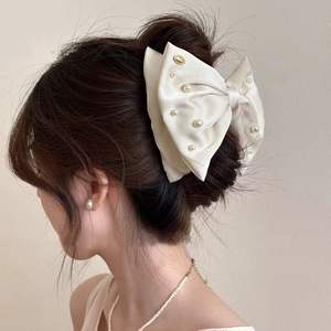 กิ๊บติดผมรูปโบว์ผ้าซาตินประดับมุกสุดหรูสำหรับผู้หญิงและเด็กผู้หญิง เครื่องประดับผมคุณภาพสูง - Product Image 4