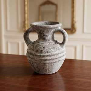 Esta ampolleta de aspecto de piedra gris estilo Wabi Sabi primitivo, con dos asas y un diseño de urna acanalada, combina encanto rústico. - Product Image 2