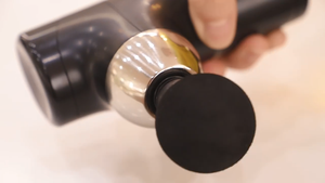 Mini pistola de masaje inalámbrica portátil de 2000mAh, masajeador corporal con vibración muscular profunda con 4 cabezales de masaje - Product Image 4