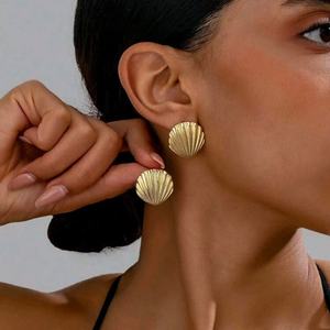 Pendientes de Aro con Diseño de Océano, Personalizados, de Alta Gama, con Diamantes, Simples, Elegantes, Versátiles, Geométricos, Modernos, para Vacaciones, de Aleación Dorada - Product Image 1