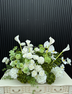 Composizione Floreale per Matrimonio con Ortensie in Seta, Sfere di Fiori Verdi e Bianchi per Decorazione Corridoio - Product Image 2