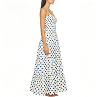 Robe longue blanche à pois avec bretelles spaghetti, col cœur, taille ajustée et jupe fluide, idéale pour les vacances d'été et les occasions décontractées