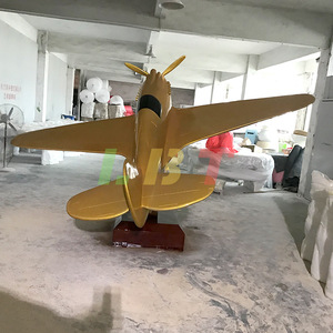 Sculpture de Modèle d'Avion en Fibre de Verre Personnalisée, Installation Artistique Extérieure sur Pied - Product Image 2
