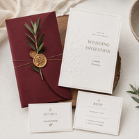 Ensemble d'invitations de mariage élégantes et minimalistes personnalisées, carte gaufrée ivoire avec enveloppe bordeaux et bordure dorée