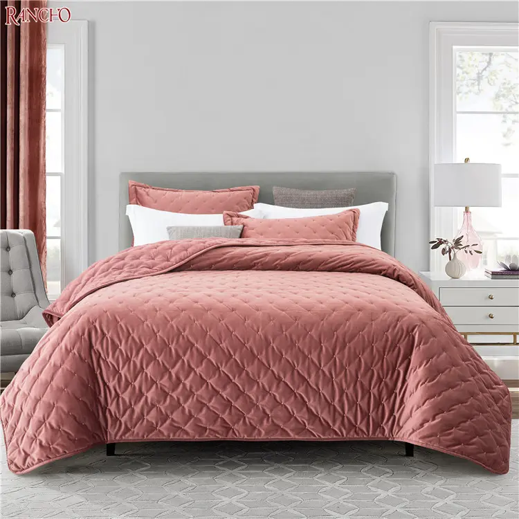 Hot Selling Luxury Bedding Set Velvet Quilt Bedding Set Embroidered Bedspread on the Bed