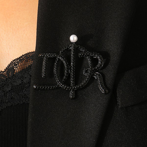 <span class=keywords><strong>Broche</strong></span> de <span class=keywords><strong>luxe</strong></span> à lettres tendance - Accessoire polyvalent pour manteau, costume, pull - Product Image 4