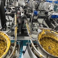 Machine de serrage de vis à quatre axes entièrement automatique avec moteur PLC, certifiée CE, pour l'assemblage de boîtes de jonction, équipement industriel