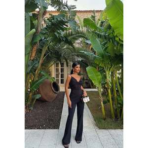 ชุดเซ็ต 2 ชิ้น สีดำ ผ้าทอเนื้อแน่น สายรัดเอว กางเกงขาสั้นลำลองพร้อมโลโก้ เสื้อทรงทางการ ความยาวสั้นเหนือเข่า - Product Image 4