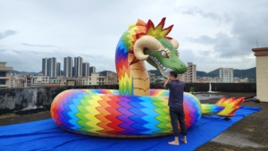 Modèle de <span class=keywords><strong>serpent</strong></span> <span class=keywords><strong>serpent</strong></span> géant gonflable coloré <span class=keywords><strong>à</strong></span> plumes pour la décoration extérieure - Product Image 4