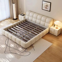Lit King Size rembourré de style français moderne avec rangement, cadre en bois massif de luxe léger, tête de lit en tissu crème doux