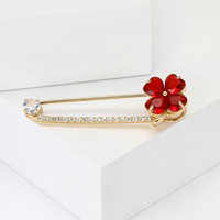 Broche en métal plaqué or et argent, motif trèfle à quatre feuilles entièrement orné de strass, épingle de sûreté pour la vente en gros de bijoux - Nouvelle tendance porte-bonheur