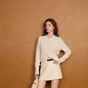 Cardigan en laine tricoté asymétrique à boutons pour <span class=keywords><strong>femme</strong></span>, pull court à manches longues, plusieurs couleurs disponibles, logo personnalisé, faible MOQ - Product Image 2