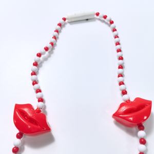 قلادة شفاه متوهجة بخرز أحمر وأبيض LED للزينة في حفلات الكرنفال وعيد الحب - Product Image 2