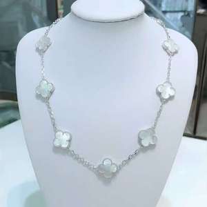 Collier pour femme en acier inoxydable de haute qualité, trèfle à quatre feuilles, plaqué or 18 carats - Boîte cadeau d'anniversaire, vente en gros d'usine. - Product Image 5