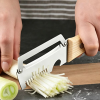Multifunctionele handmatige metalen groenteschiller met roestvrijstalen mes voor gebruik in de keuken, geschikt voor aardappelen, fruit, groenten en wintermeloen.