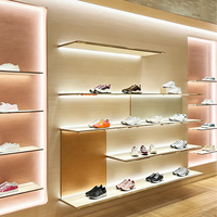 Présentoir à chaussures décontractées, design moderne et personnalisé pour le commerce de détail, éclairage LED, mur d'affichage pour chaussures de course pour magasin de sport