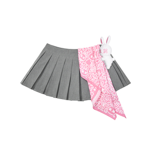 Jupe plissée premium Fluffy Rabbit, coupe classique, avec poupée lapin en peluche douce suspendue et bandana rose graphique - Product Image 1