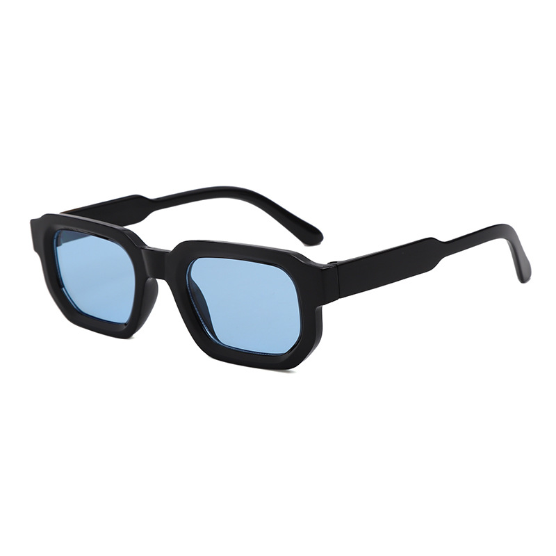 Montura negra, lente azul.