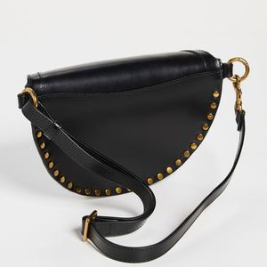Bolso de Cintura Personalizado para Mujer en Cuero Vegano Negro con Detalles Metálicos Dorados y Cierre de Cremallera Envolvente - Product Image 2