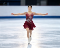 Robe de patinage artistique pour enfants, col en V, dos ouvert, couleur bordeaux, avec strass argentés et maille, pour spectacle sur scène et compétition de danse sur glace