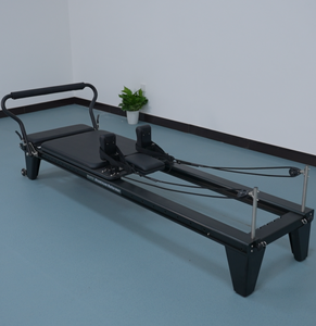 Équipement de yoga professionnel pour usage en club : Unité murale en érable, Matelas, Lit, Machine Reformer en aluminium - Product Image 3