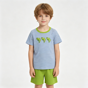 En stock: Conjunto de verano para niños pequeños con top de rayas y bordado de pez y pantalones cortos verdes. Ropa infantil al por mayor de fábrica para boutiques. - Product Image 2