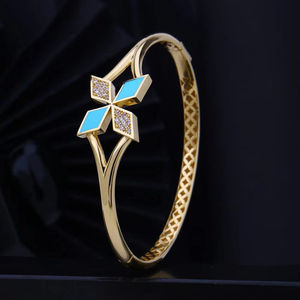 Brazalete chapado en oro con esmalte azul y motivo floral de diamante Pulsera de diseñador elegante para mujer Pieza de joyería de moda - Product Image 1