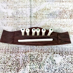 Cuerdas de guitarra folk hechas a mano de alta calidad con clavijas de punta de hueso, que se aseguran en la extremidad trasera de las cuerdas. - Product Image 1