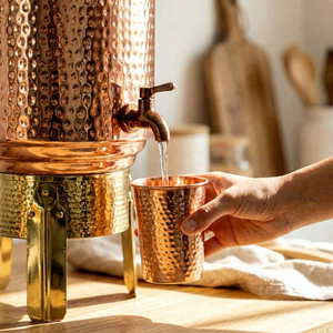 Elegante urna de cobre martillado para bebidas con soporte elevado, tapa cubierta y grifo frontal para servir agua de forma tradicional - Product Image 4