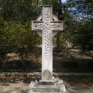 Lápida Conmemorativa con Cruz: Monumento Familiar Tallado a Mano, Monumento de Granito en Forma de Cruz - Product Image 1