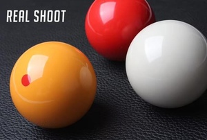 Balle de billard Kalenball 61 mm en résine personnalisable avec point rouge pour tables de billard - Utilisation pour l'entraînement sportif, emballée - Product Image 5