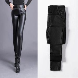 Pantaloni di <span class=keywords><strong>pelle</strong></span> per donna in primavera e autunno <span class=keywords><strong>leggings</strong></span> neri per capispalla nuovi pantaloni in PU a vita alta e peluche - Product Image 4