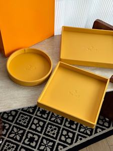 Plateau de service et de rangement rond en bois écoresponsable, jaune-orange, minimaliste, avec motif de dessin animé, non toxique, idéal pour les cadeaux de mariage et de fête - Product Image 5