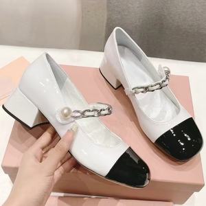 Zapatos Mary Jane MIU originales de estilo clásico en blanco y negro con diseño de una sola tira y tacón alto para mujer - Product Image 1