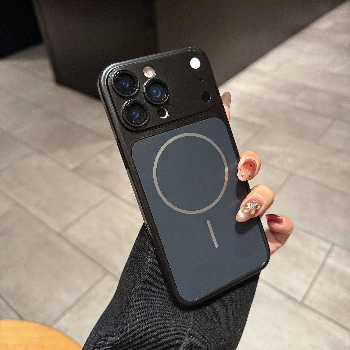 Se transforme instantanément en étui rigide magnétique mat noir 17