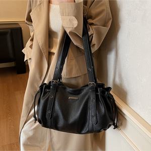 Sacs plissés tendance grande capacité pour femmes, sacs de voyage portables style dumpling - Product Image 6