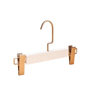 Colgador de <span class=keywords><strong>ropa</strong></span> de madera maciza blanca antideslizante con gancho plano de metal dorado y logotipo personalizado al por mayor, <span class=keywords><strong>para</strong></span> bolsos, baño y armario. - Product Image 6
