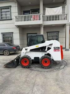Chargeuse compacte Bobcat S220 d'occasion bien entretenue, peinture d'origine, pneus robustes, inspection complète, idéale pour les travaux municipaux - Product Image 3