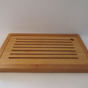 Tabla de cortar de bambú de 30x20cm con ranuras para cortar pan - Product Image 2