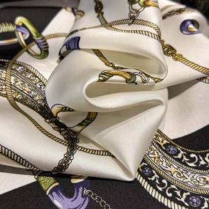 <span class=keywords><strong>Sciarpa</strong></span> in Raso Primavera Estate per Donne 70x70 Motivo Geometrico a Pois Bianco e Nero con Accento a Catena per Borsa e Testa Pronta Consegna - Product Image 3