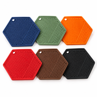 Sous-plat hexagonal en silicone isolant thermique, support pour casseroles chaudes, protection de table de cuisine, couleur personnalisée OEM ODM
