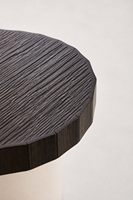 Table d'appoint ronde moderne et compacte en contreplaqué de pin avec plateau en micro-ciment et bord en bois cannelé pour salon