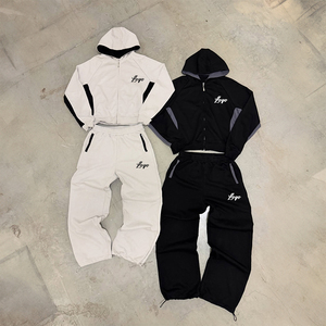 Ensemble de survêtements deux pièces personnalisés avec broderie appliquée, haute qualité, comprenant un sweat à capuche zippé ajustable et un pantalon de survêtement ample - Product Image 1