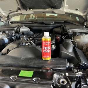 Nettoyant pour injecteurs de carburant TEC 2000 pratique, développé pour le service des injecteurs, le nettoyage du système de carburant et des performances longue durée du moteur - Product Image 3