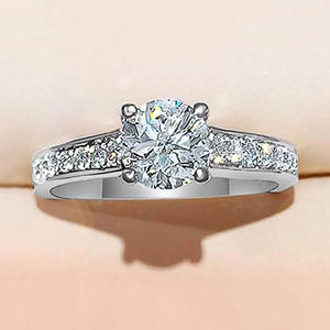 Anello di fidanzamento da donna in oro bianco F1338 con diamante rotondo taglio brillante colore G naturale - Product Image 2