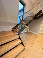 Escalier intérieur en acier et bois à double poutre en L, design contemporain, durable et sûr, avec garde-corps en verre