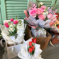 Maßgefertigte Gold-Silber Heißprägung Große Schokoladen-Blumenstrauß Weiße Würfelförmige Papiertüte mit Fischgrätmuster-Griffen