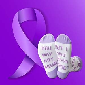Regalo de concientización sobre el Alzheimer que tal vez no recuerdes, pero nunca olvidaré Calcetines de Cinta Morada - Product Image 6